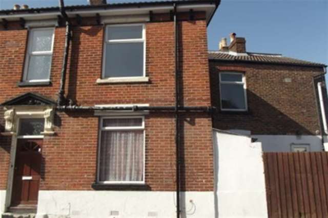  Image of 2 bedroom Flat to rent in Ernest Road Portsmouth PO1 at Portsmouth, PO1 5RD