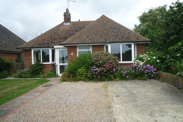  Image of 3 bedroom Bungalow to rent in Flaxman Avenue Chichester PO19 at Chichester, PO19 3LZ