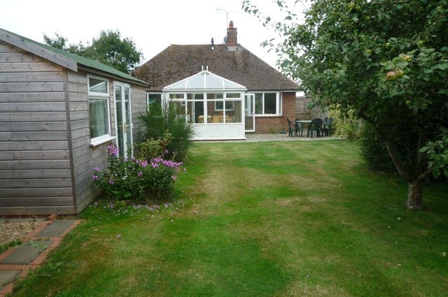  Image of 3 bedroom Bungalow to rent in Flaxman Avenue Chichester PO19 at Chichester, PO19 3LZ
