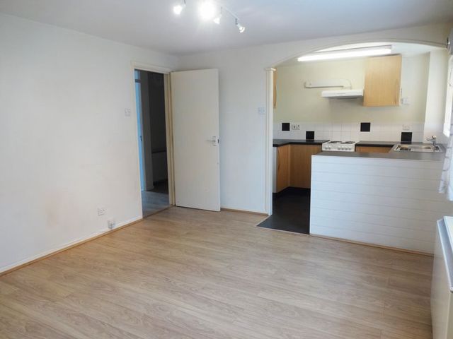  Image of 1 bedroom Flat for sale in George Street Glastonbury BA6 at George Street  Glastonbury, BA6 9LS