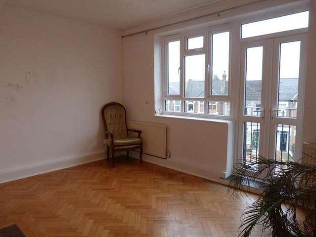  Image of 3 bedroom Flat to rent in Gravenel Gardens Nutwell Street London SW17 at Gravenel Gardens Sellincourt Road London, SW17 9RU
