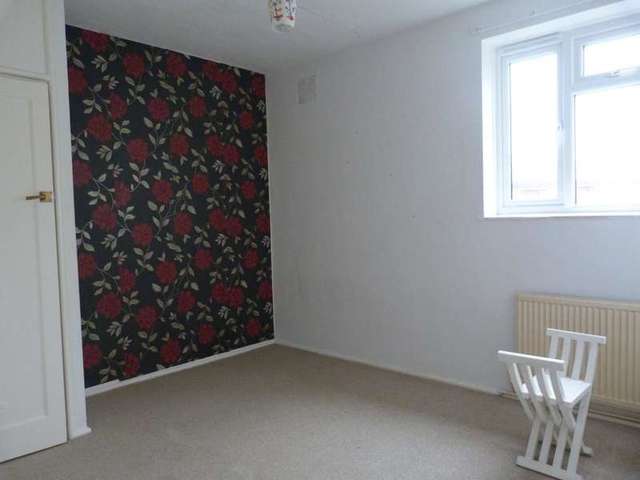  Image of 3 bedroom Flat to rent in Gravenel Gardens Nutwell Street London SW17 at Gravenel Gardens Sellincourt Road London, SW17 9RU