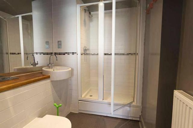  Image of 2 bedroom Flat to rent in Green Lanes London N4 at Manor House  London, N4 2JG