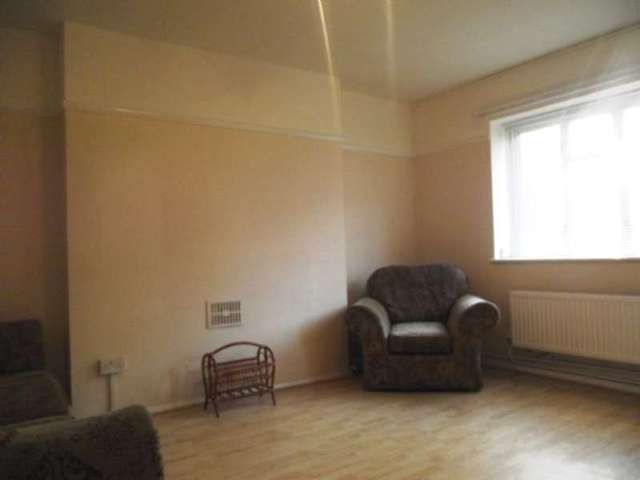  Image of 2 bedroom Flat to rent in Gunnersbury Lane London W3 at Gunnersbury Lane  Acton Town, W3 8HJ