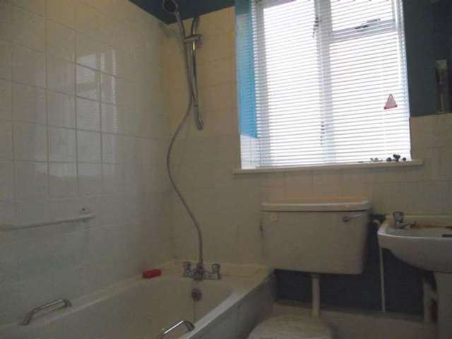  Image of 2 bedroom Flat to rent in Gunnersbury Lane London W3 at Gunnersbury Lane  Acton Town, W3 8HJ