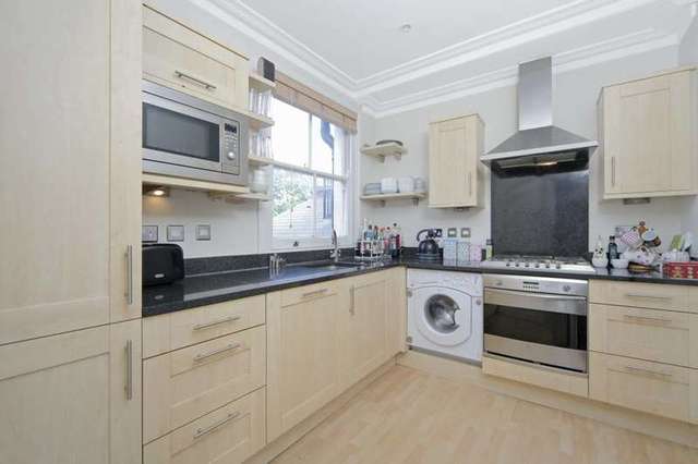  Image of 3 bedroom Flat to rent in Hafer Road London SW11 at Hafer Road  London, SW11 1HF