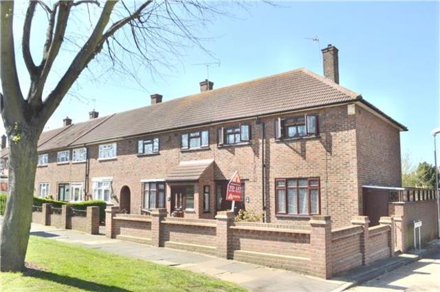  Image of 3 bedroom End of Terrace to rent in Faringdon Avenue Harold Hill Romford RM3 at Harold Hill  Harold Hill, RM3 8JT