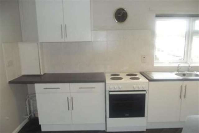 Image of 2 bedroom Flat to rent in Hamlin Gardens Exeter EX1 at Exeter, EX1 3BD