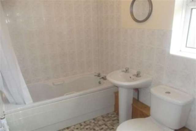  Image of 2 bedroom Flat to rent in Hamlin Gardens Exeter EX1 at Exeter, EX1 3BD