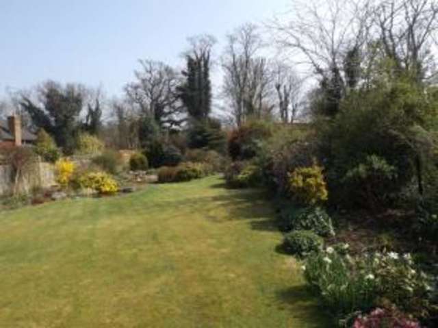  Image of 3 bedroom Bungalow for sale in Highfield Way Potters Bar EN6 at Potters Bar Hertfordshire Potters Bar, EN6 1UL