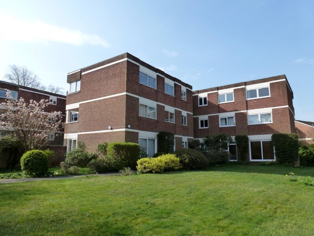  Image of 2 bedroom Flat to rent in Warren Road Guildford GU1 at Warren Road  Guildford, GU1 2HT