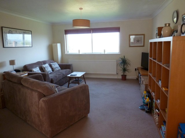  Image of 2 bedroom Flat to rent in Warren Road Guildford GU1 at Warren Road  Guildford, GU1 2HT