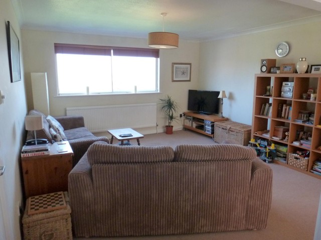  Image of 2 bedroom Flat to rent in Warren Road Guildford GU1 at Warren Road  Guildford, GU1 2HT