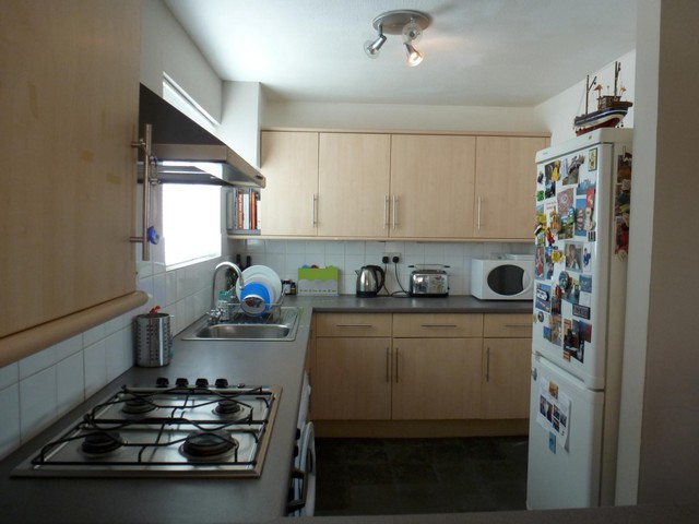  Image of 2 bedroom Flat to rent in Warren Road Guildford GU1 at Warren Road  Guildford, GU1 2HT