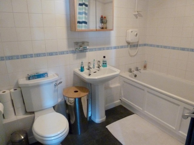  Image of 2 bedroom Flat to rent in Warren Road Guildford GU1 at Warren Road  Guildford, GU1 2HT
