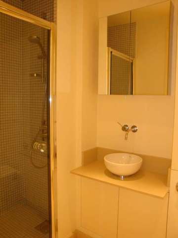  Image of Studio flat to rent in Hogarth Road London SW5 at Hogarth Rd Earls Court London, SW5 0QH