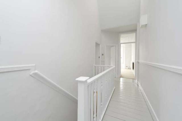 Image of 3 bedroom Flat to rent in Holland Road London NW10 at Holland Road  London, NW10 5AY
