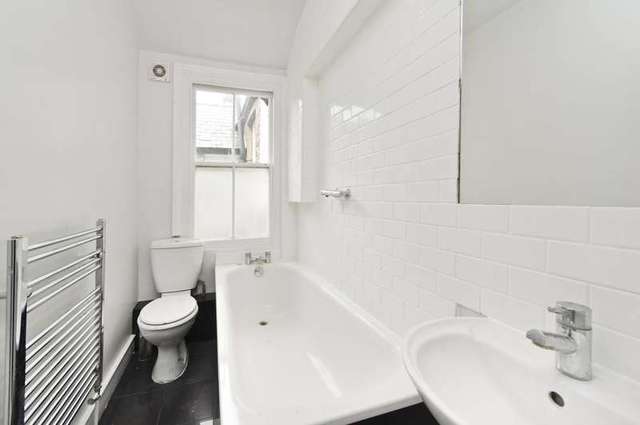  Image of 3 bedroom Flat to rent in Holland Road London NW10 at Holland Road  London, NW10 5AY