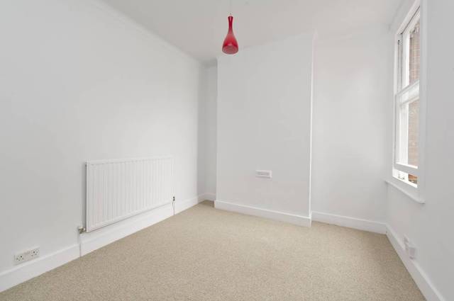  Image of 3 bedroom Flat to rent in Holland Road London NW10 at Holland Road  London, NW10 5AY