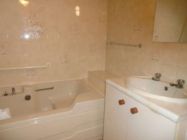  Image of 1 bedroom Flat for sale in Park Road Buxton SK17 at Park Road Buxton Derbyshire, SK17 6TH