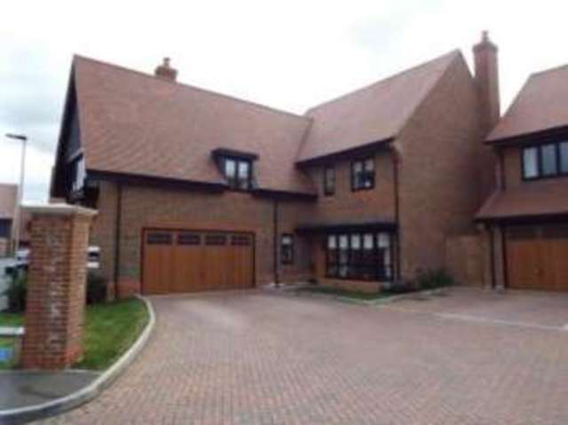  Image of 5 bedroom Detached house for sale in Bridgefields Close Hornchurch RM11 at Hornchurch  Gidea Park, RM11 1GQ