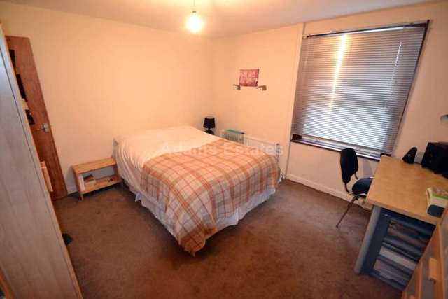  Image of 6 bedroom Terraced house to rent in Kings Road Reading RG1 at Kings Road  Reading, RG1 4HP