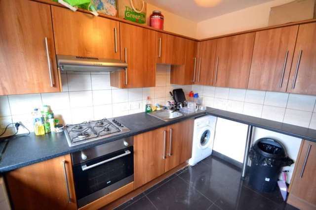  Image of 6 bedroom Terraced house to rent in Kings Road Reading RG1 at Kings Road  Reading, RG1 4HP