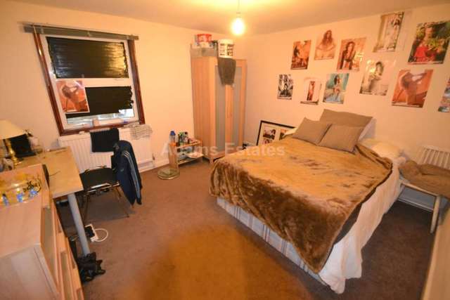  Image of 6 bedroom Terraced house to rent in Kings Road Reading RG1 at Kings Road  Reading, RG1 4HP