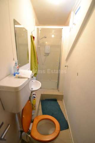 Image of 6 bedroom Terraced house to rent in Kings Road Reading RG1 at Kings Road  Reading, RG1 4HP