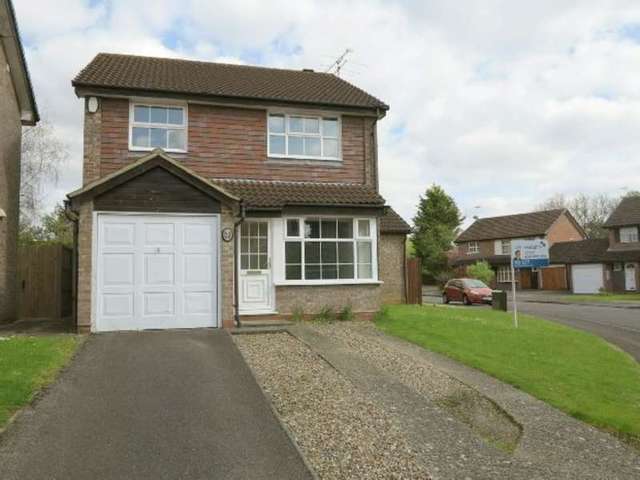  Image of 3 bedroom Detached house to rent in Kingsford Close Woodley Reading RG5 at Kingsford Close  Reading, RG5 4DT
