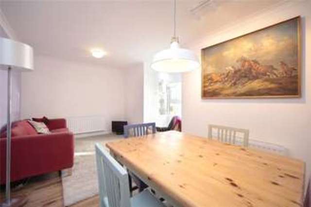  Image of 4 bedroom Flat to rent in Grant Road London SW11 at Grant Road Battersea Clapham Junction, SW11 2NG