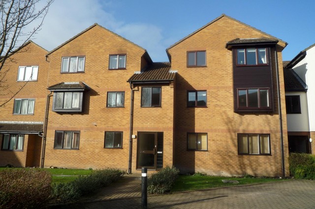  Image of Studio flat to rent in Knaves Hollow Wooburn Moor High Wycombe HP10 at Loudwater  High Wycombe, HP10 0PB