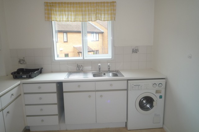  Image of Studio flat to rent in Knaves Hollow Wooburn Moor High Wycombe HP10 at Loudwater  High Wycombe, HP10 0PB