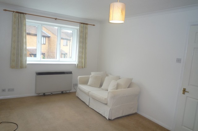  Image of Studio flat to rent in Knaves Hollow Wooburn Moor High Wycombe HP10 at Loudwater  High Wycombe, HP10 0PB