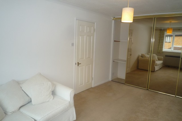  Image of Studio flat to rent in Knaves Hollow Wooburn Moor High Wycombe HP10 at Loudwater  High Wycombe, HP10 0PB