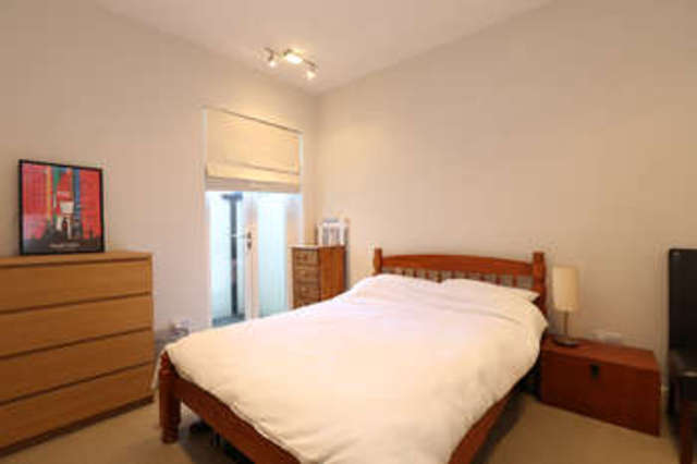  Image of 2 bedroom Flat to rent in Knoll Road London SW18 at Wandsworth London Wandsworth, SW18 2DF