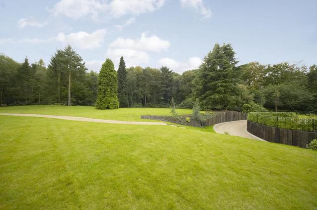  Image of 3 bedroom Apartment to rent in Portsmouth Road Esher KT10 at Portsmouth Road Esher Esher, KT10 9FB