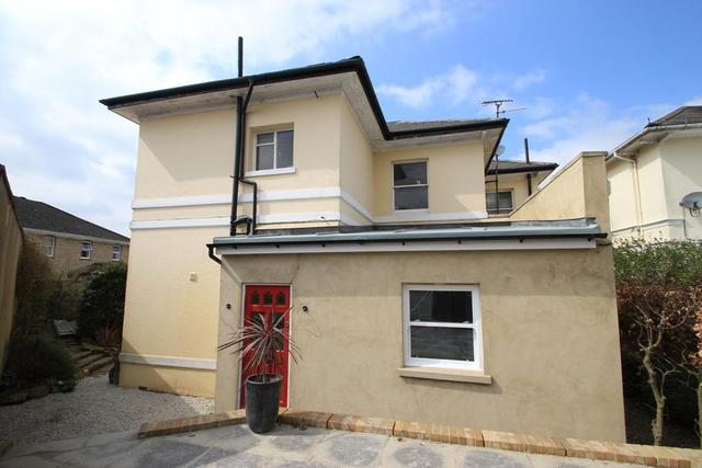  Image of 2 bedroom Flat for sale in Lansdowne Road Tunbridge Wells TN1 at Tunbridge Wells, TN1 2NJ