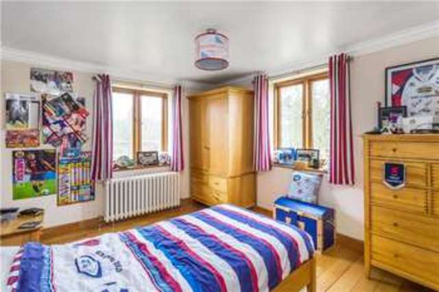  Image of 4 bedroom Detached house for sale in Ledgers Lane Warlingham CR6 at Ledgers Road Warlingham Chelsham, CR6 9QB