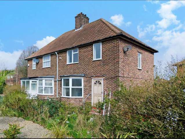  Image of 3 bedroom Semi-Detached house to rent in Leof Crescent London SE6 at Leof Crescent Catford London, SE6 3QP