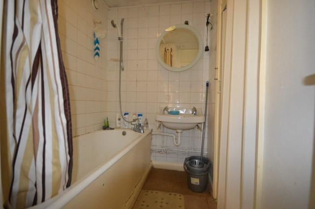  Image of 3 bedroom Flat to rent in Lexden Road London W3 at Acton  London, W3 9NG