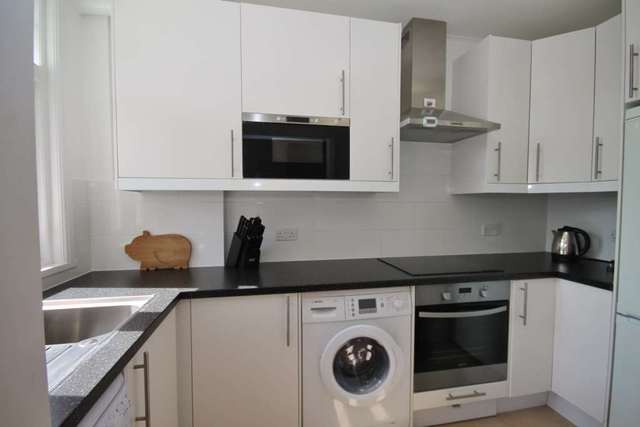  Image of 2 bedroom Flat to rent in Lime Grove New Malden KT3 at Lime Grove  New Malden, KT3 3TP