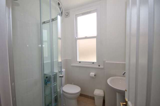  Image of 2 bedroom Flat to rent in Lime Grove New Malden KT3 at Lime Grove  New Malden, KT3 3TP