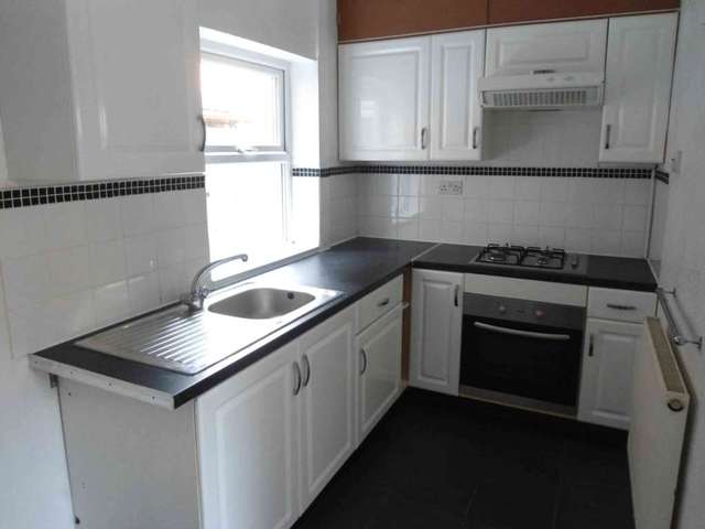  Image of 2 bedroom Flat to rent in Lincoln Road North Birmingham B27 at Lincoln Road North Acocks Green Birmingham, B27 6RY