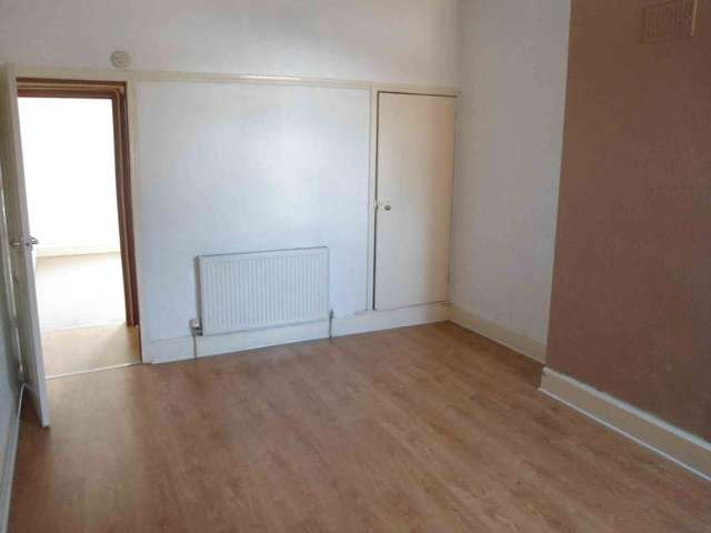  Image of 2 bedroom Flat to rent in Lincoln Road North Birmingham B27 at Lincoln Road North Acocks Green Birmingham, B27 6RY