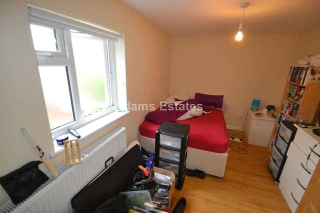  Image of 1 bedroom House Share to rent in Lincoln Road Reading RG2 at Lincoln Road  Reading, RG2 0EX