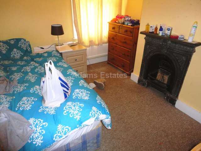  Image of 4 bedroom Terraced house to rent in Liverpool Road Earley Reading RG1 at Liverpool Road  Reading, RG1 3PG