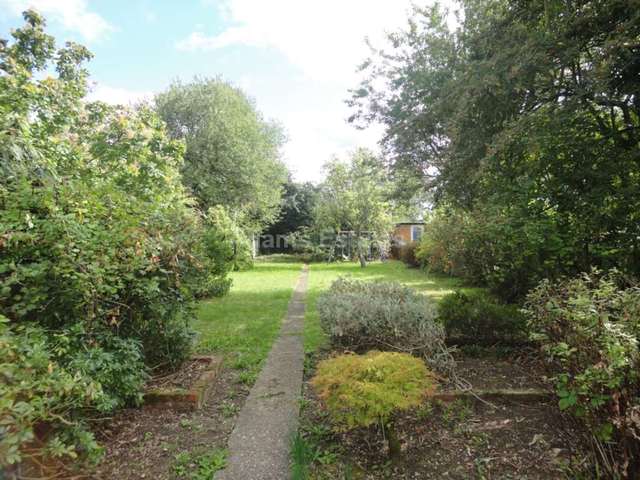  Image of 1 bedroom House Share to rent in London Road Earley Reading RG6 at London Road Earley Reading, RG6 1AJ