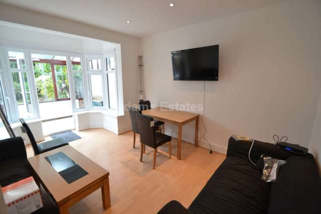  Image of 1 bedroom House Share to rent in London Road Earley Reading RG6 at London Road Earley Reading, RG6 1AJ