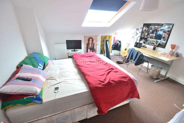  Image of 6 bedroom Terraced house to rent in London Road Earley Reading RG1 at London Road  Reading, RG1 3NZ